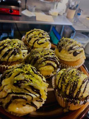 White/dark chocolate pistachio cupcake