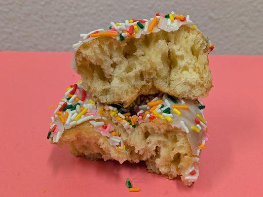 @endoedibles on Instagram 08/23/24
 
 Cake Donut with White Icing and Sprinkles