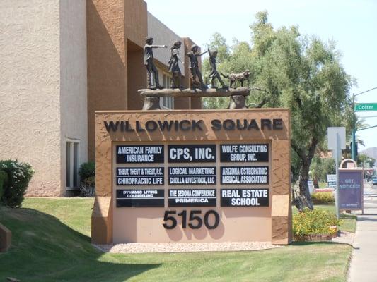 Sign on 16th Street just north of Camelback Rd