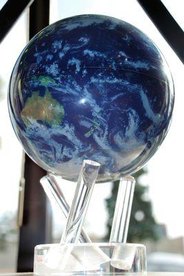 MOVA globes that spin with the rotation of the Earth