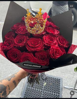 Photoshoot bouquet with Fresh roses black and red wrapping with a crown