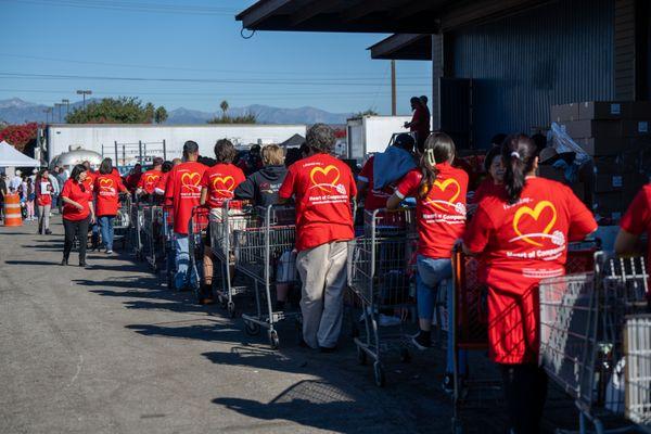 More than a hundred volunteers came to help us on our Christmas Distribution Event!