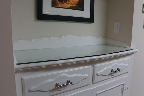 Custom-shaped glass for mantelpiece