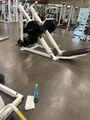 Lazy people in this gym. No etiquette!!!