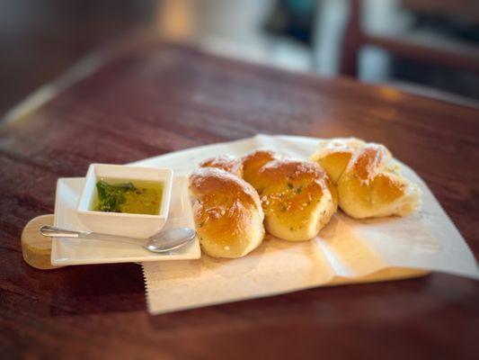 Garlic knots (bread)