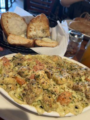 Pesto tortellini and cheesy garlic bread