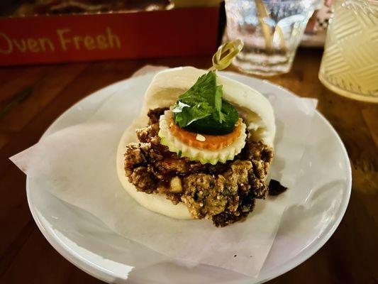 Crispy chicken bao bun (happy hour)