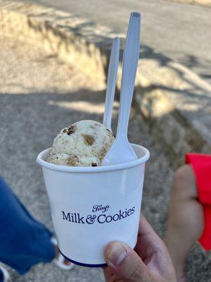 Milk and cookies 2 scoops