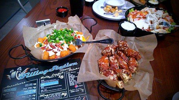 Delicious  lunch  Wings, Loaded Tater Tots, Chicken topped Salad outstanding Love  this place.