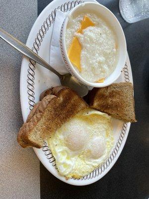 Eggs,bacon and cheesy grits