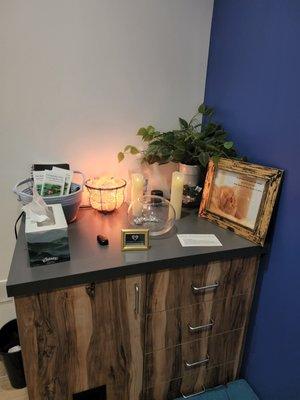 Private room with nice touches like LED candles, Himalayan salt lamp, tissues, journal for writing a letter or note. So grateful.