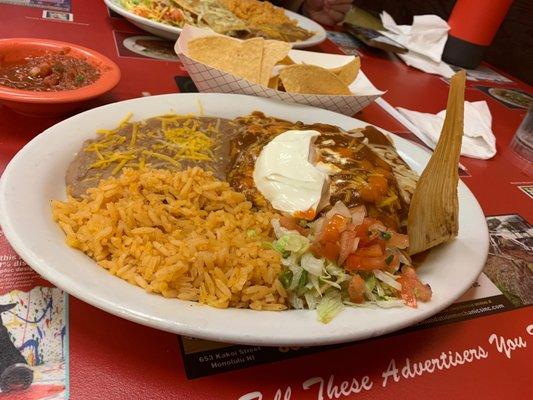 Combo plate dis...Chili relleno & pork tamale!!!