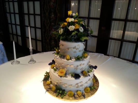 Joy also decorated the cake.  The shop's special details really made the difference with the flowers.