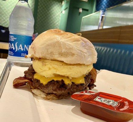 Breakfast burger (HUGE)