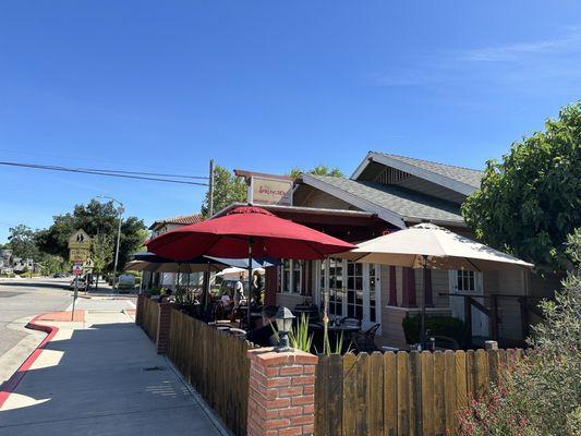 Outside / outside seating area