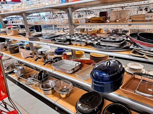 All sorts of cookware for the oven and stove....