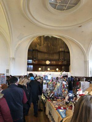 Market vendors with huge organ in the background