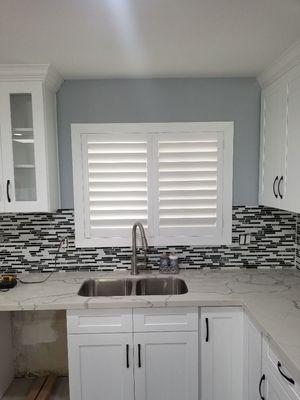 Hidden tilt
Shaker style feame to match kitchen cabinets