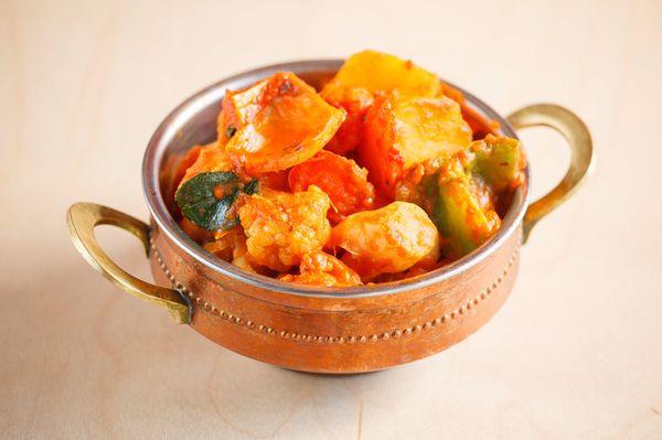 Alu gobi ( cauliflower and potatoes)