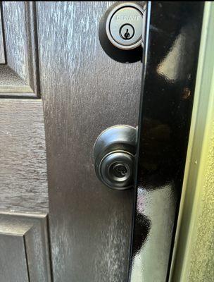 This picture shows that you can't wrap your hand around the whole door knob