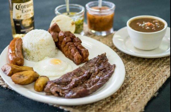 Tipica bandeja paisa