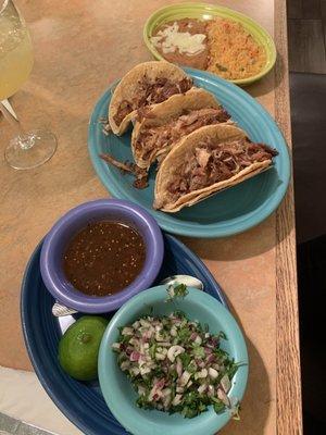 Tres carnitas tacos