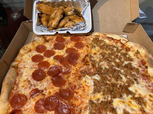 1/2 pepperoni 1/2 sausage pizza and buffalo wings.   So so good.  Will be back.