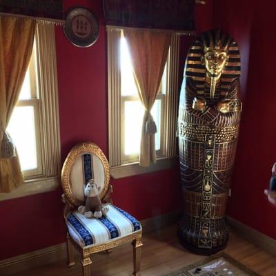 The sitting area in King Tut's room.