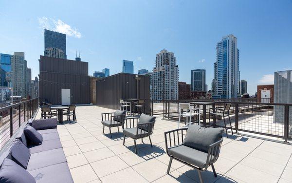 Rooftop terrace in 620 N LaSalle Chicago