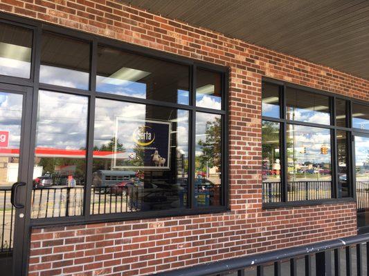 Exterior window clean at Mattress King in Lapeer MI