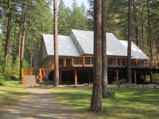 Tierra Retreat Center is nestled into the eastern slopes of the Cascade Mountains. Guests enjoy an expanse of natural surroundings, private