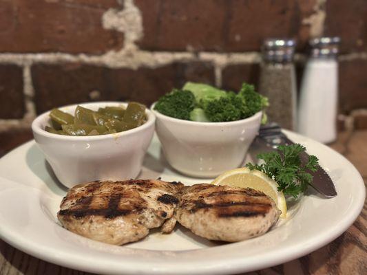 GF grilled chicken, green beans & steamed broccoli