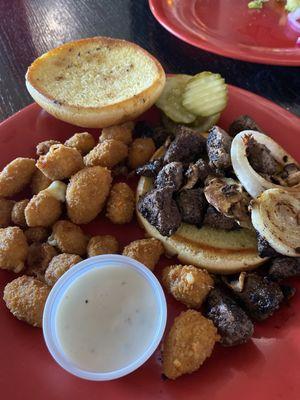 Filet mignon sandwich with spicy cheese curds