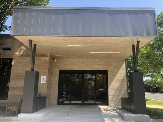 Exterior Image - CVCA Shoal Creek location is inside of VCA Captial Area Veterinary Specialists.