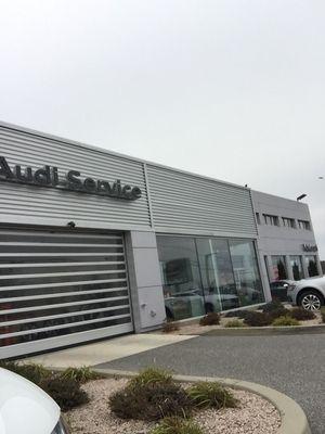 Audi Service Pull right Up & Garage Opens for you