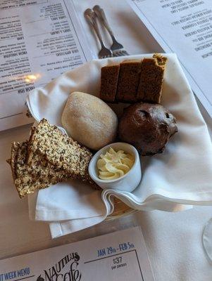 Bread basket, banana, plain and pumpernickel