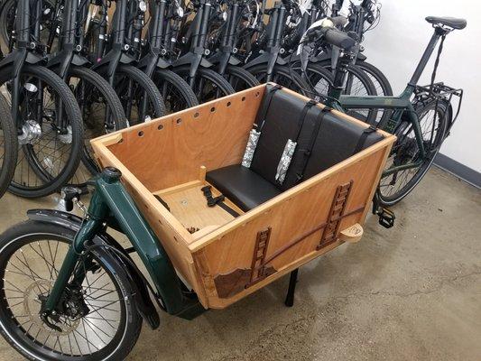 One of the most beautiful bikes we've had the pleasure of assembling. Bike by Larry vs Harry, custom box by Badger Bikes.