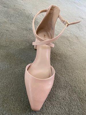 Adralen in nude , size 7.5 ! Super cute with the criss cross and closed toe ! SO COMFORTABLE