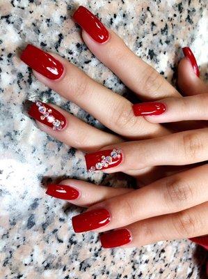 Hermosas las uñas de mi hija y su amiga  We are very satisfied with the job, beautiful nails