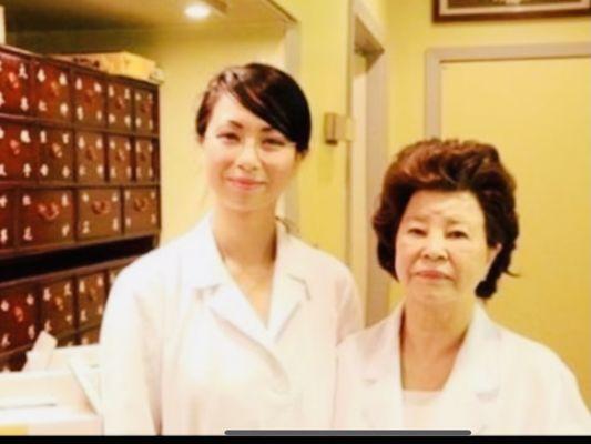 Lisa Kim and her mother