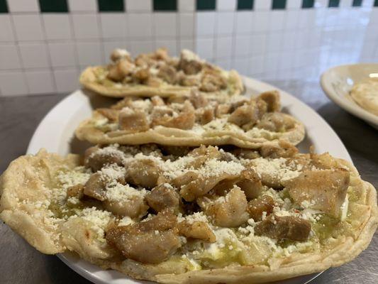 Sopes verdes de pollo $3.25