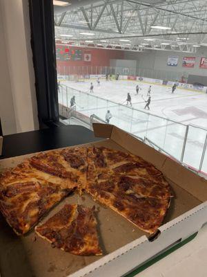 Amazing pizza with the best view!  Forget all other westco pizzas this is the best STL has to offer!