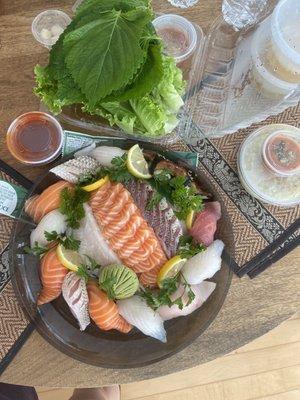 Sushi and sashimi combo with lettuce and makjang