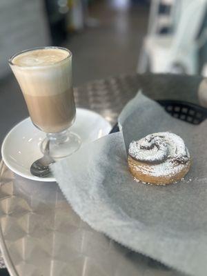 Café con leche y factura de dulce de leche.