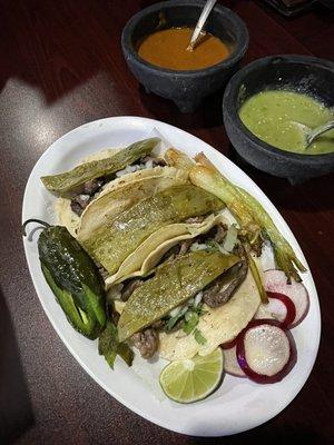 Bistek tacos con nápales. Great corn tortillas