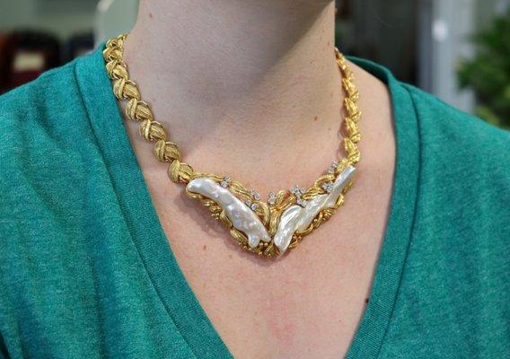 #18k #gold #necklace #baroquepearls #leafdesign #accentuatedwithrounddiamonds #amidiamondsandjewelry #ichanel_jewelry_photography