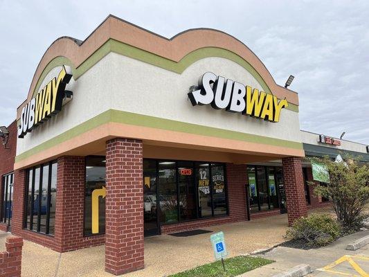 Clean, welcoming, and convenient Subway on the way to Memphis, TN.