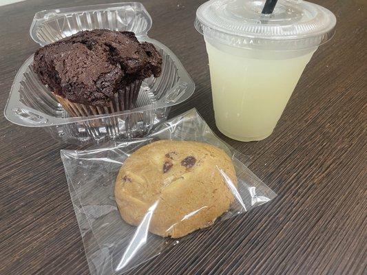 Double Chocolate Chocolates Chips muffin, lemonade and cranberry cookie