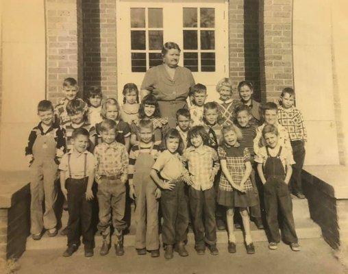 Early photo of school children on the steps of "Miller Grade," as Atlanta-Miller Grade School was called for many years. This is ca. 1940.