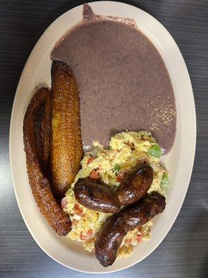 Desayuno con Platanos Fritos, huevos revueltos, frijoles y chorizo.